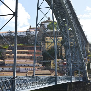 Köprü Eiffel tarafından inşa edildi. 