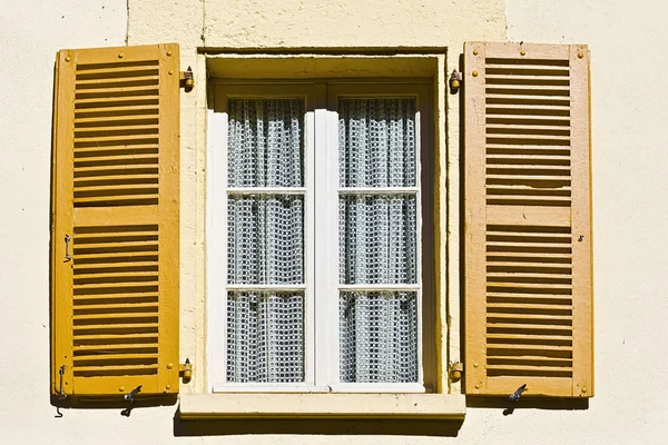 Fenster mit offenem Rollladen — Stockfoto
