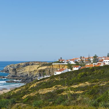 Kayalık kıyısında Şehir