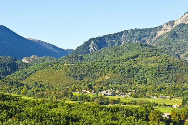 Villaggio in alto nelle Alpi francesi — Foto Stock