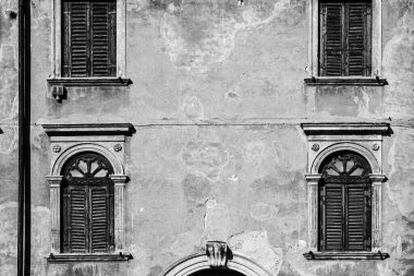 İtalyan pencereleri, güzellik, işlevsellik ve siyah-beyaz performansın yeni ve eski ufuklarıdır..