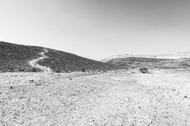 İsrail çölünde siyah beyaz kaya oluşumlarının nefes kesici manzarası. Yalnızlık, umutsuzluk ve depresyon kavramı olarak cansız ve ıssız bir sahne..