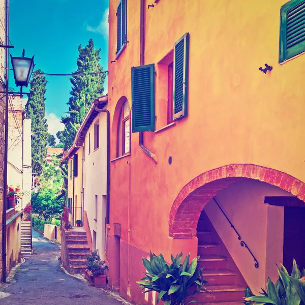 Callejón Estrecho Con Edificios Antiguos Ciudad Italiana Instagram Effect —  Fotos de Stock