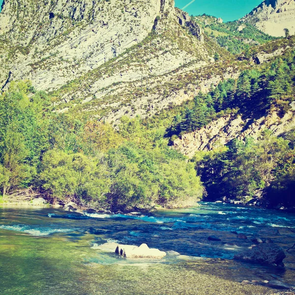 フランスアルプスのキャニオンの底の川 Instagramの効果 — ストック写真