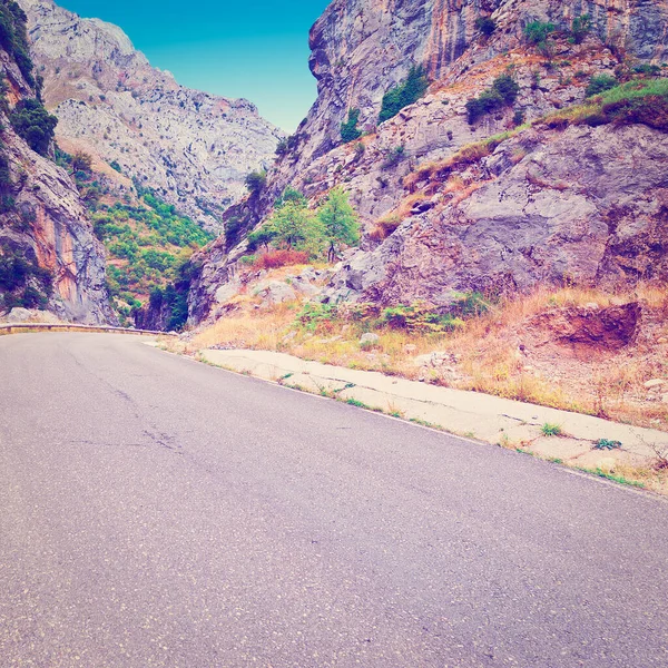 Camino Pavimentado Sinuoso Montaña Cantábrica España Instagram Effect —  Fotos de Stock