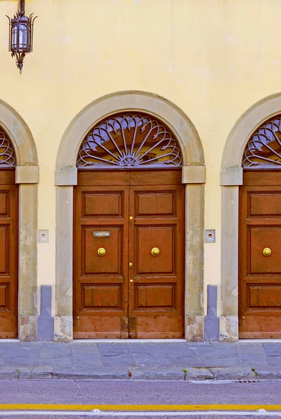 Současná Italská Kultura Dveře Štukovém Domě Středověkém Městě Pisa — Stock fotografie