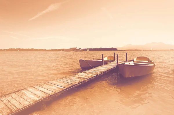 Muelle Madera Con Barcos Vacíos Lago Chiemsee Amanecer Estilo Contemporáneo — Foto de Stock