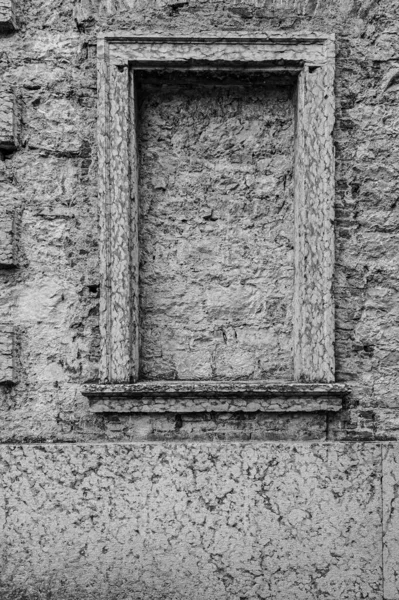 イタリアの窓は黒と白の美しさ 機能性と性能の新しいと古い地平線です — ストック写真