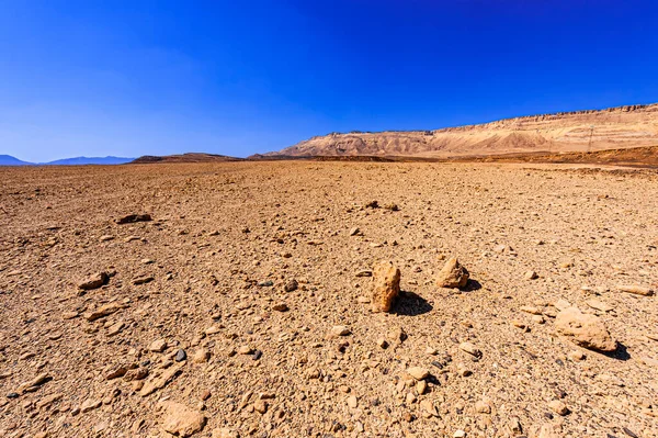 イスラエルの砂漠での岩の形成の息をのむような風景 孤独と絶望と抑うつの概念としての生と荒涼としたシーン — ストック写真