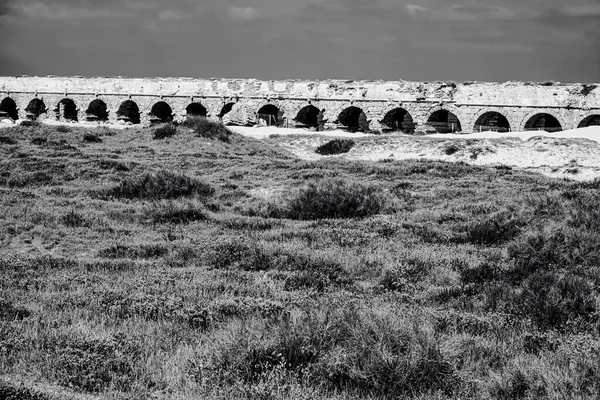 Antikes Römisches Aquädukt Der Mittelmeerküste Israels Den Sanddünen Schwarz Weiß — Stockfoto