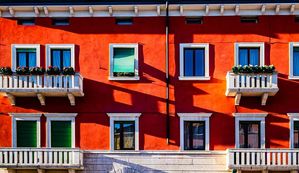 イタリアの窓は新しく 美しさ 機能性と性能の古い地平線です — ストック写真