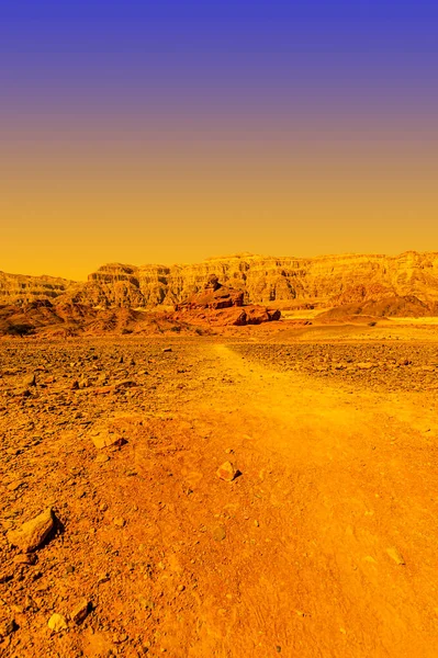 イスラエルの砂漠での岩の形成の息をのむような風景 孤独と絶望と抑うつの概念としての生と荒涼としたシーン — ストック写真