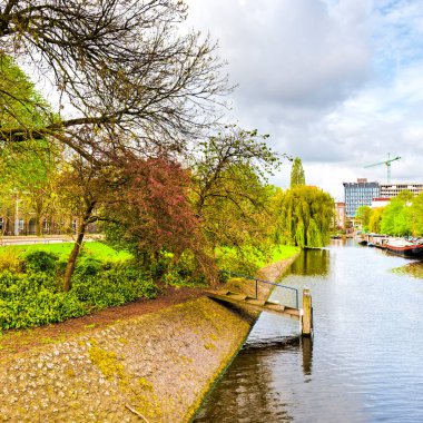 Amsterdam 'da tipik yerel mimariyle şehir manzarası. Hollanda 'daki Amsterdam' ın tarihi merkezindeki toprak seti.