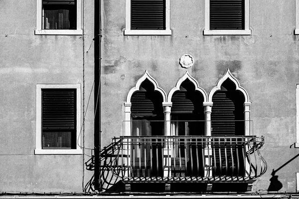 Italian Culture Venetian Facades Black White Venice Rich Poor Well — Stock Photo, Image