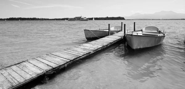 Houten Pier Met Lege Boten Het Chiemsee Meer Zwart Wit — Stockfoto