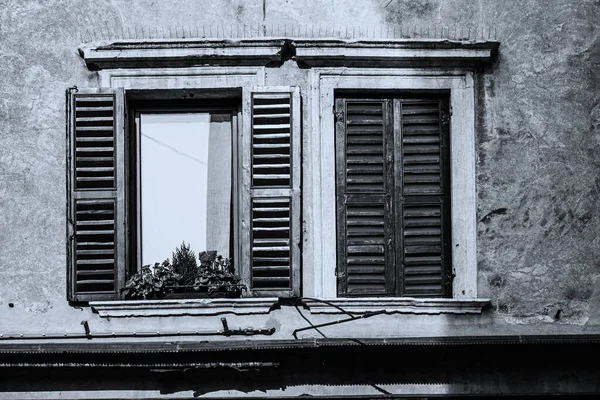 Janelas Italianas São Horizontes Novos Antigos Beleza Funcionalidade Desempenho Preto — Fotografia de Stock