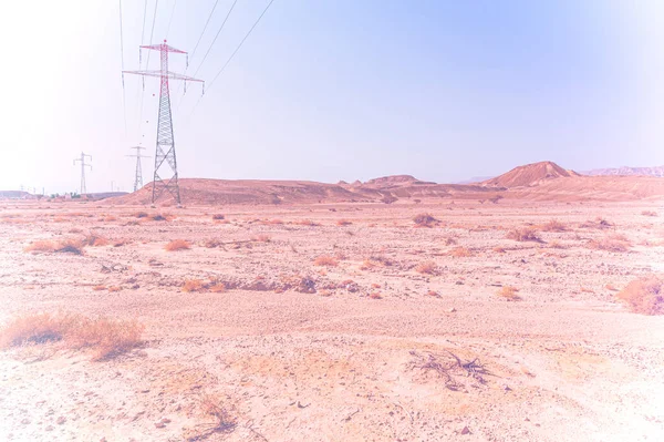 Linee Elettriche Tralicci Nel Paesaggio Del Medio Oriente Colline Rocciose — Foto Stock