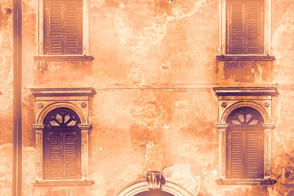 イタリアの窓は 現代的なスタイルで夜明けの美しさ 機能性とパフォーマンスの新しいと古い地平線です — ストック写真