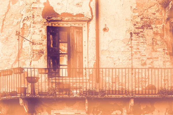 意大利的窗户是现代风格的美丽 实用和黎明表演的新旧视界 — 图库照片