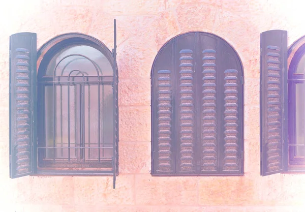 家のファサードはエルサレムの石に面しています 色あせた色の効果で金属シャッター付きの窓 — ストック写真