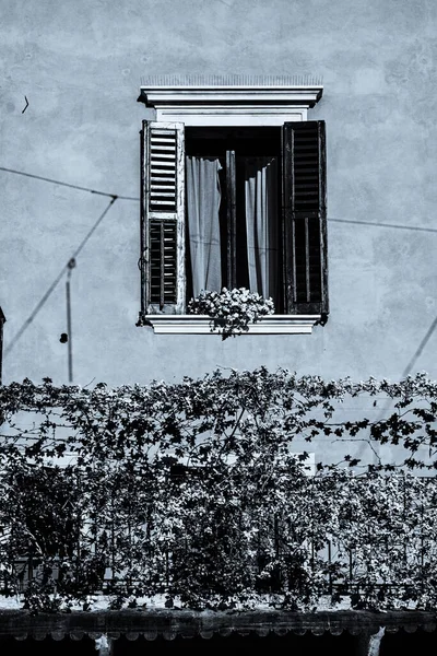 Italienska Fönster Nya Och Gamla Vyer Skönhet Funktionalitet Och Prestanda — Stockfoto