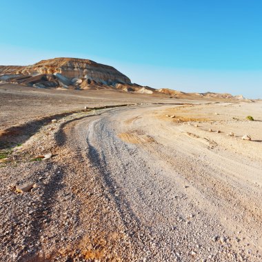 Çölde yol