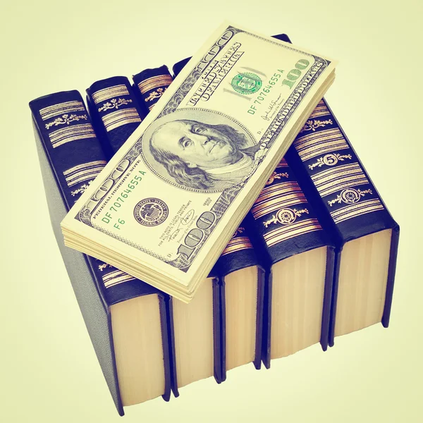 Livros e dólares — Fotografia de Stock