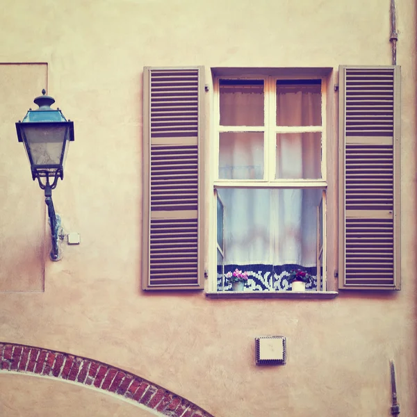 Ventana y lámpara — Foto de Stock