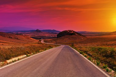 gün batımında yol