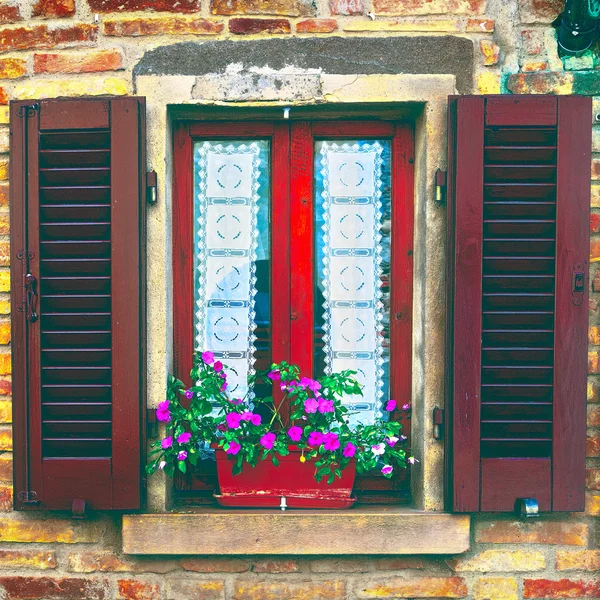 Italienisches Fenster — Stockfoto