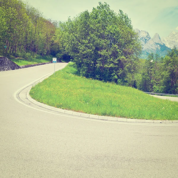 Straße in den Alpen — Stockfoto