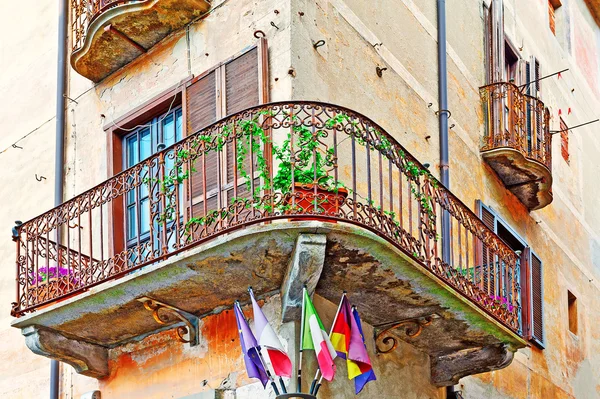 Vlaggen onder balkon — Stockfoto