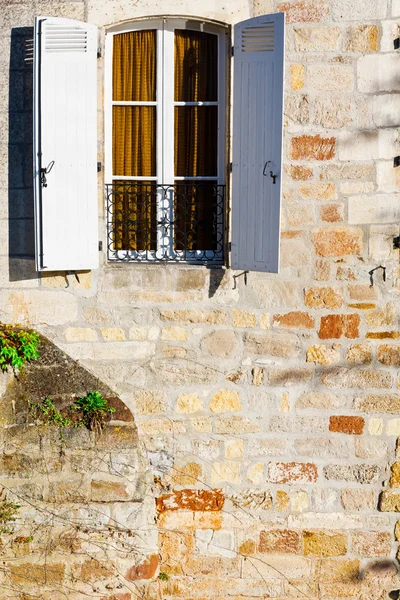 Ventana con persianas — Foto de Stock