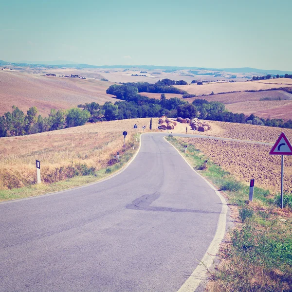 Tepeler arasında yol — Stok fotoğraf