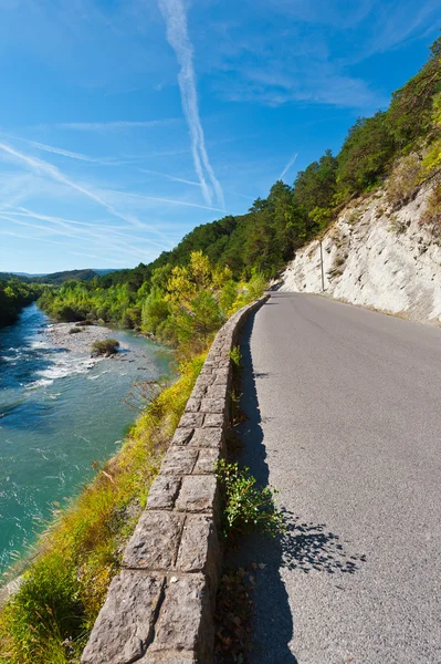 Straße entlang des Flusses — Stockfoto