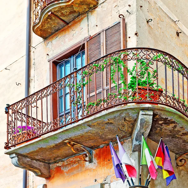 Bandiere sotto il balcone — Foto Stock