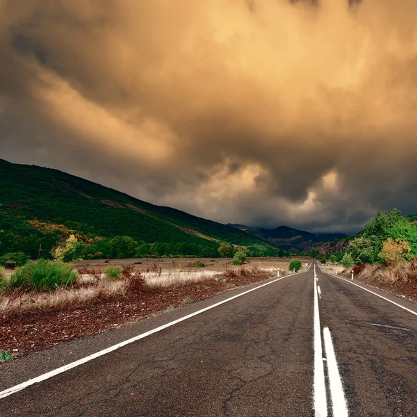 Gün batımında yol — Stok fotoğraf