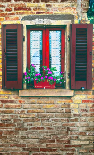 Italienisches Fenster — Stockfoto