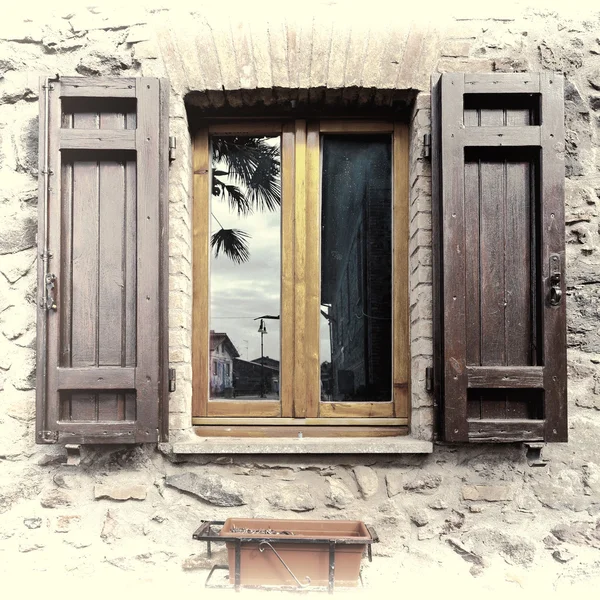 Italienisches Fenster — Stockfoto