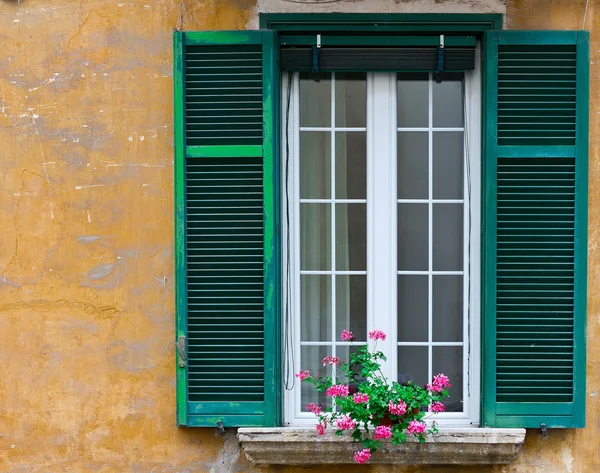 Włoski okno — Zdjęcie stockowe