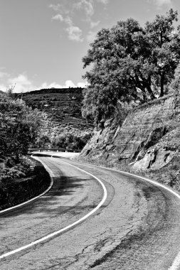 tepeler arasındaki yol