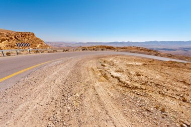 Çölde yol