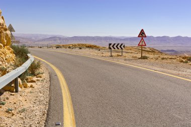 Çölde yol