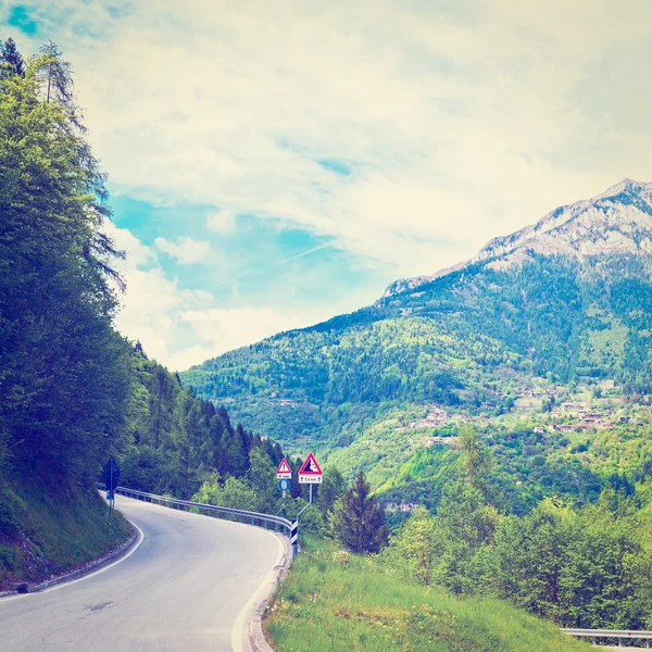 Estrada de asfalto em Alpes — Fotografia de Stock