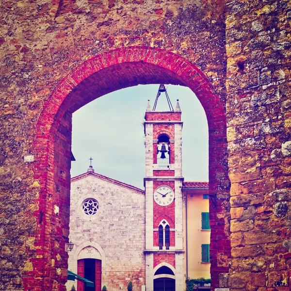 Arch in Italiaanse stad — Stockfoto
