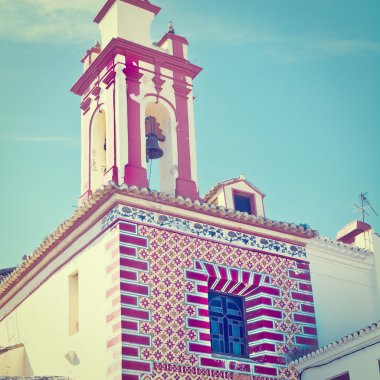 Kilisenin çan kulesi ile 