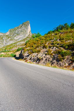 Asfalt yol Alpleri'nde
