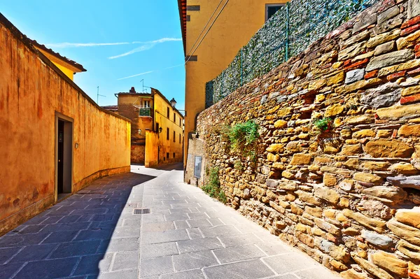 Wąską uliczkę w języku włoskim mieście — Zdjęcie stockowe