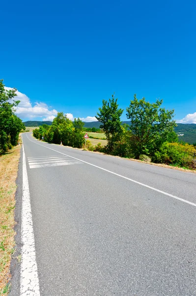 Route asphaltée dans les Alpes — Photo