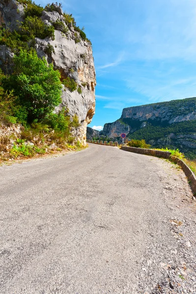 Estrada de asfalto em Alpes — Fotografia de Stock